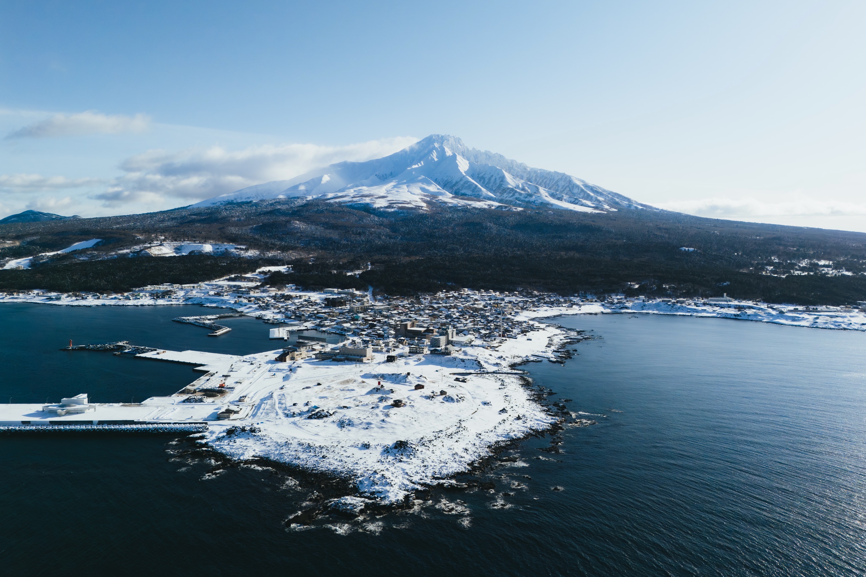 雪に覆われた利尻島